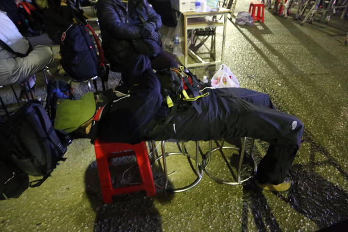 Khi tác nghiệp thì bất cứ nơi nào có thể ngả được lưng đều trở thành "chiếc giường êm ái".