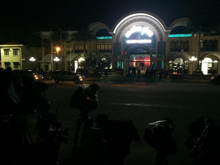 Các máy quay, máy ảnh luôn hướng về cửa ra nơi ông Kim Jong-un sẽ bước ra để lên xe về Hà Nội.