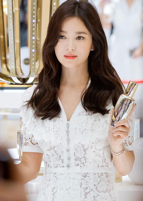 Xuất hiện với phong cách thanh lịch thường thấy, Song Hye Kyo trông đượm buồn dù thần thái vẫn rạng ngời.