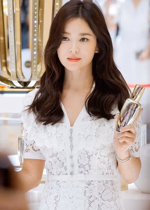 Xuất hiện với phong cách thanh lịch thường thấy, Song Hye Kyo trông đượm buồn dù thần thái vẫn rạng ngời.