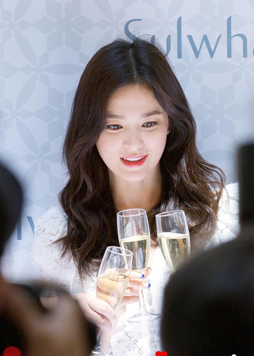 Nữ diễn viên không trả lời phỏng vấn sau khi sự kiện kết thúc.