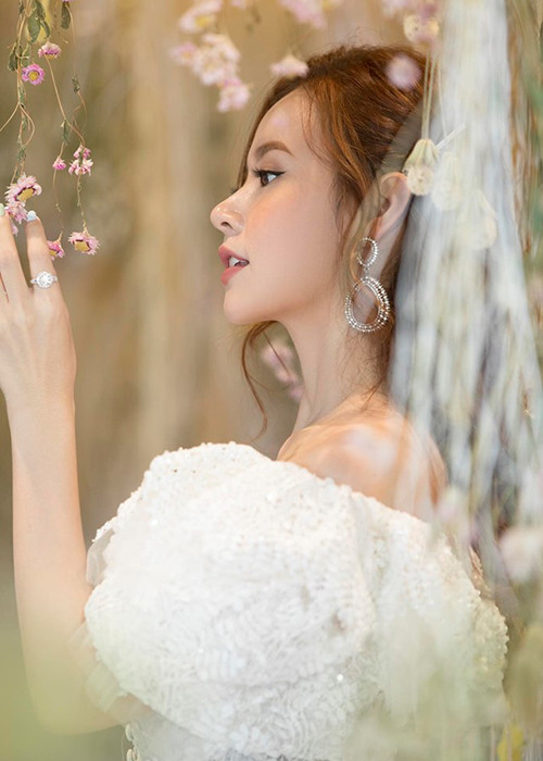 Không ít lần hot girl sinh năm 1989 khiến fan thương nhớ bởi gương mặt đẹp không góc chết.