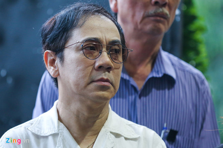 Nghệ sĩ Thành Lộc lặng người trong lễ tang NSND Thế Anh. Ảnh: Zing