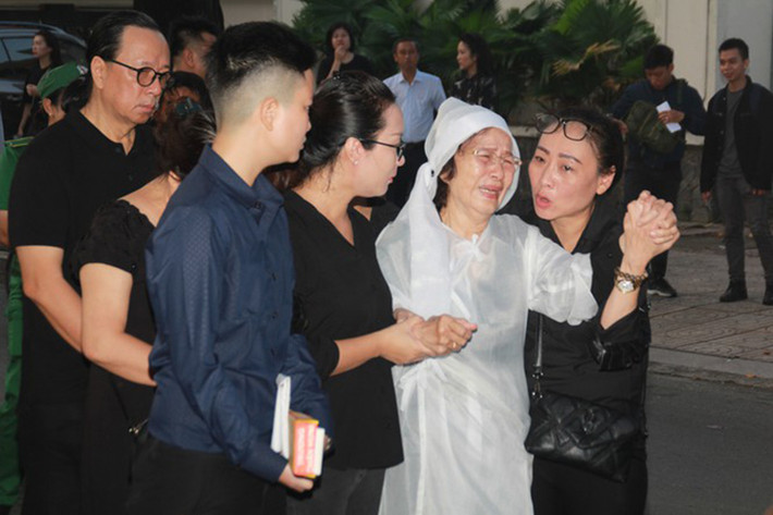 Nghệ sĩ Thu Hằng - vợ của NSND Thế Anh đau buồn phút tiễn đưa chồng. Ảnh: Tiền Phong
