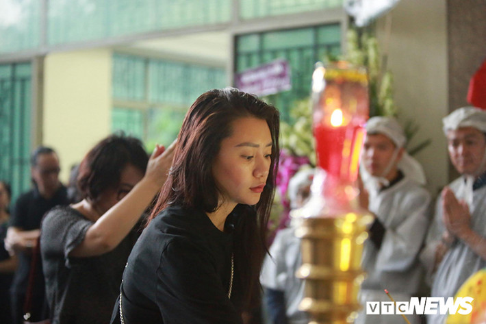 Diễn viên Hồng Ánh đến tiễn đưa nghệ sĩ Thế Anh về nơi chín suối. Ảnh: VTC