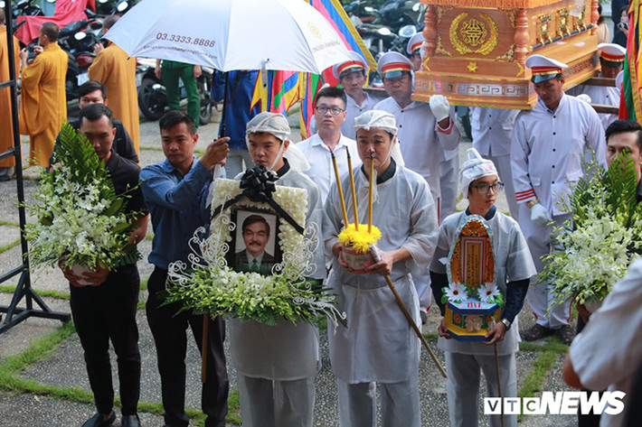 Hai con trai của NSND Thế Anh cầm lư hương và mang di ảnh của cha lúc di quan. Ảnh: VTC