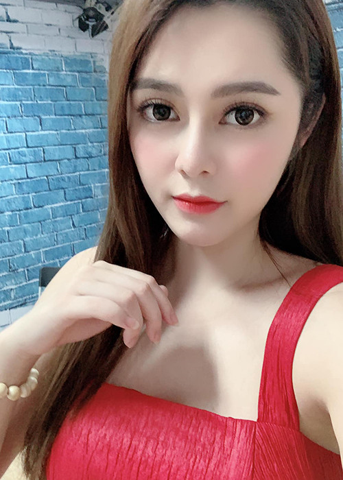 Ngoài ra, hot girl sinh năm 1995 cũng đóng các MV ca nhạc.
