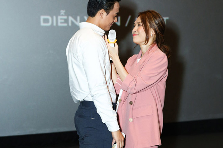 Trong hành trình, Mỹ Tâm bị bắt gặp nựng má, lau mặt cho người tình tin đồn còn Mai Tài Phến đặt tay thân mật lên đùi "họa mi tóc nâu". Ảnh: Dân Việt