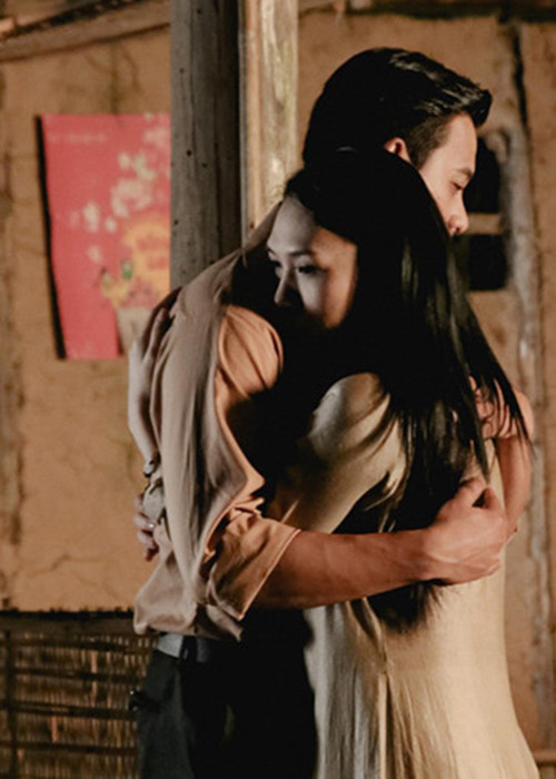 Mỹ Tâm sinh năm 1981, hơn Mai Tài Phến 10 tuổi nhưng cả hai không có sự chênh lệch về ngoại hình khi vào vai đôi tình nhân với không ít cảnh tình tứ. Ảnh: Saostar