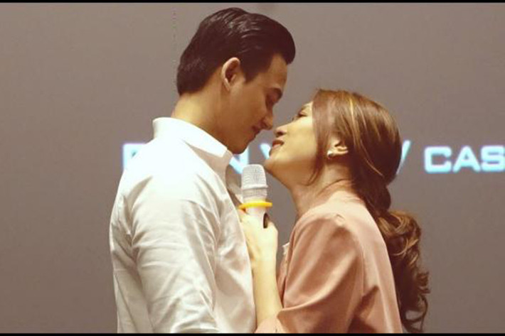 Một trang tin vừa đăng tải hình ảnh Mỹ Tâm - Mai Tài Phến thân mật bên nhau không rời trong chuyến công tác từ Nam ra Bắc của Mỹ Tâm. Ảnh: Khám phá