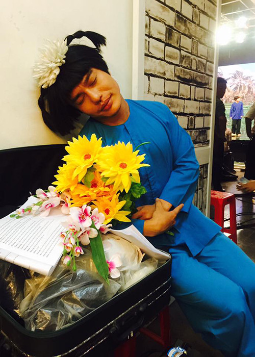 Nam diễn viên thường có tạo hình hài hước khi lên sân khấu, trong các video.