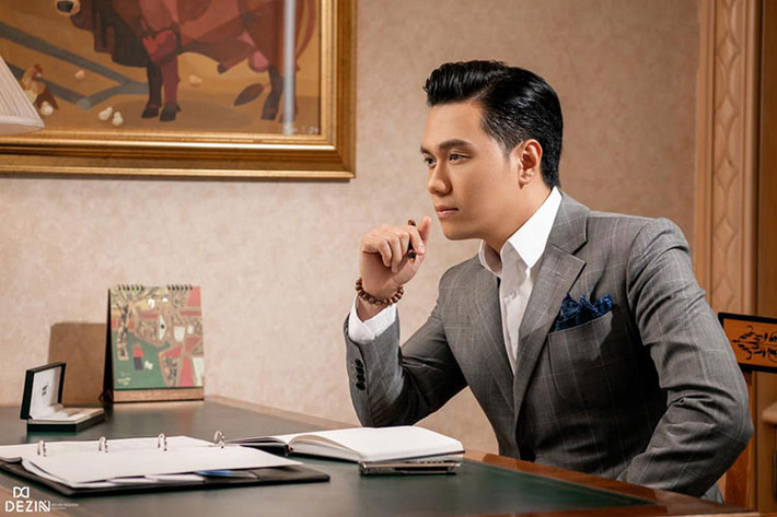 Khi đó, gia đình, sự nghiệp và danh tiếng của Việt Anh đều bị ảnh hưởng trầm trọng khi vướng những tin đồn với Lý Nhã Kỳ.