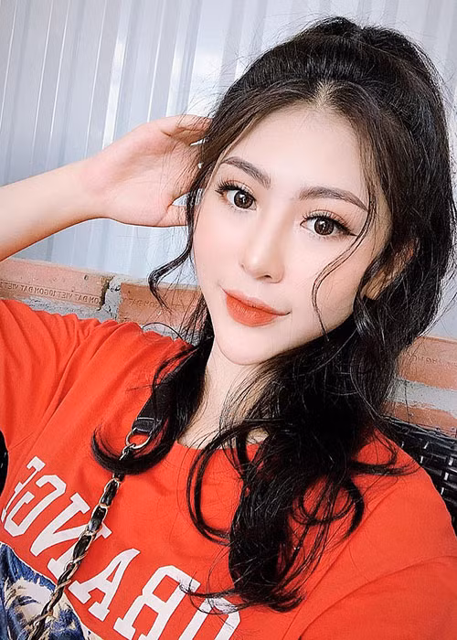 Gần đây, Khánh My còn bức xúc khi một số người vào trang cá nhân của cô bình luận khiếm nhã và đồn cô là chân dài đi khách.