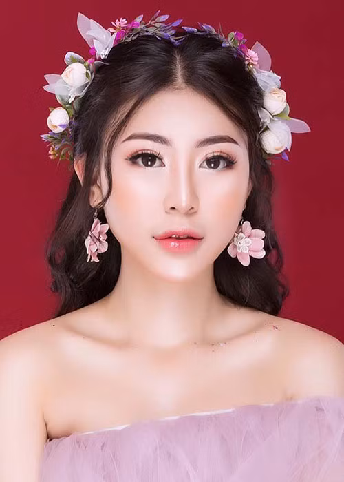 Khánh My sở hữu gương mặt xinh đẹp với đôi mắt to tròn, miệng trái tim, cằm Vline.