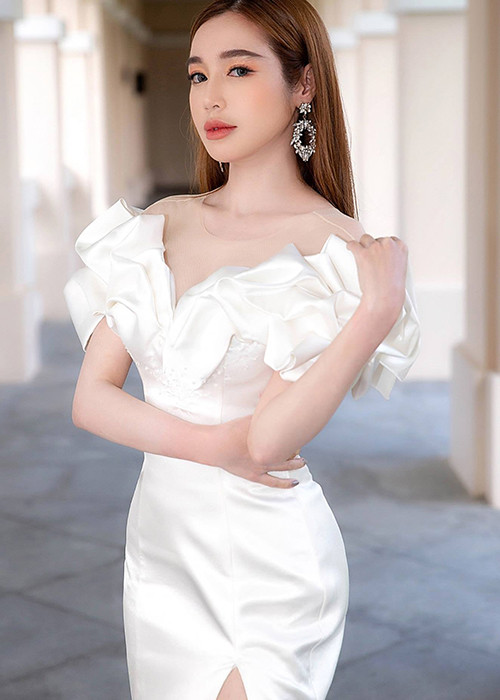 Gương mặt của Elly Trần lúc đẹp lúc xấu nhưng không thể phủ nhận vóc dáng của cô ngày càng gợi cảm.