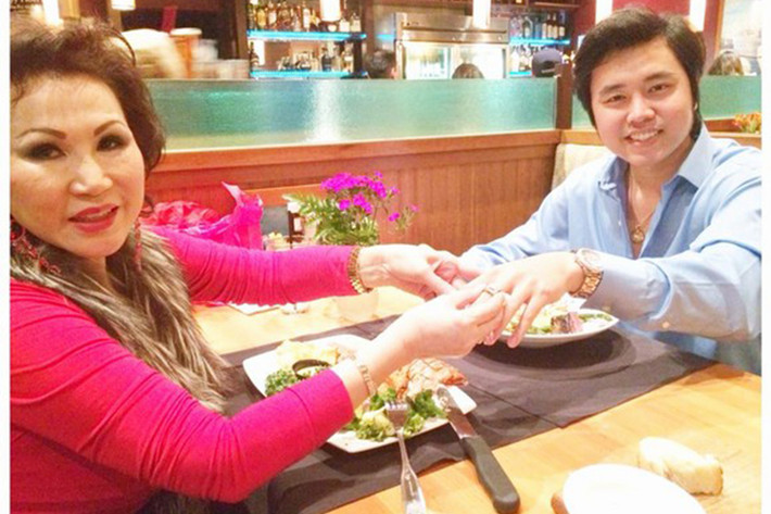 Yvonne Thúy Hoàng nhận chiếc nhẫn và giao hẹn cả hai sẽ mãi là tình nhân của nhau.