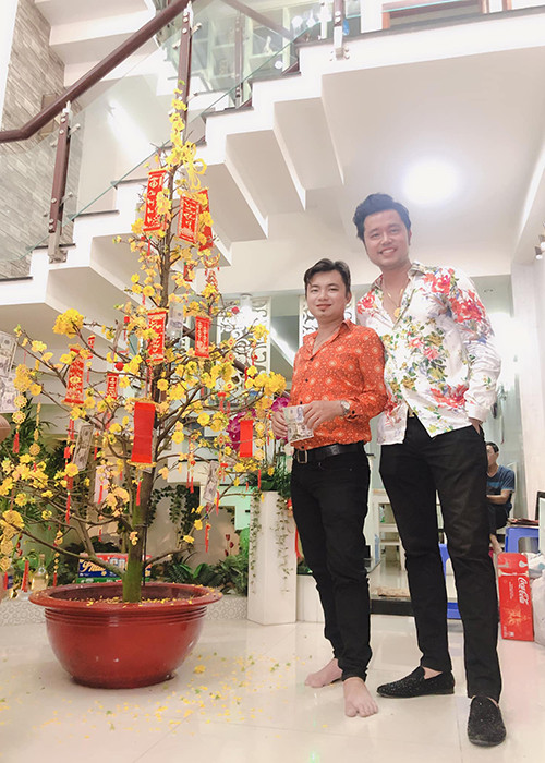 Năm 2018, nam người mẫu công khai chuyện chia tay với tình già tỷ phú. Từ khi chuyện tình cảm tan vỡ, Vũ Hoàng Việt đầu tư kinh doanh bất động sản và phất lên như diều gặp gió. Ngoài căn nhà tậu năm 2016, nam người mẫu vừa xây căn nhà mới 10 tỷ đồng. Theo Ngôi sao, thu nhập của Vũ Hoàng Việt mỗi tháng lên đến hàng trăm triệu đồng.