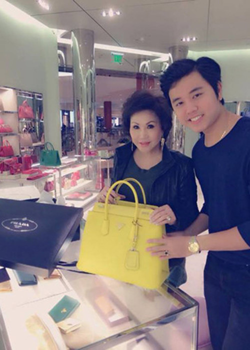 Năm 2014, thay vì nhẫn hạt xoàn, đồng hồ đẹp, Vũ Hoàng Việt tặng người tình tỷ phú một chiếc túi xách.