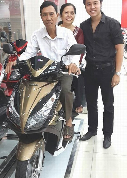 Thúy Hoàng còn từng mua tặng chiếc xe máy đắt tiền cho bố mẹ của Vũ Hoàng Việt. Ảnh: Gia đình xã hội