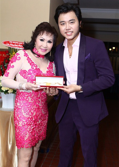 Sinh nhật Vũ Hoàng Việt, Yvonne Thúy Hoàng dành tặng cho tình trẻ chuyến du lịch vòng quanh châu Âu cùng sợi dây chuyền vàng trị giá hơn 100 triệu đồng. Ảnh: Khám phá