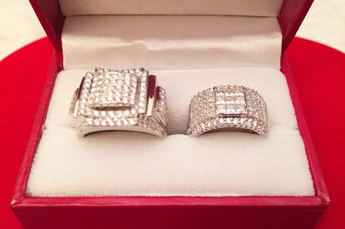 Valentine 2014, Vũ Hoàng Việt cầu hôn tình già bằng chiếc nhẫn đắt tiền.