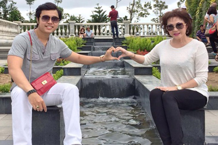 Trong 5 năm yêu nhau, cặp đôi chênh nhau đến 32 tuổi này đã tặng cho nhau không ít món quà. Ảnh: Gia đình Việt Nam