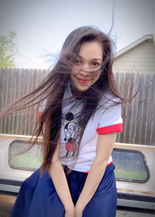 U40 Hiền Thục ghi điểm bởi phong cách thời trang đơn giản, năng động.