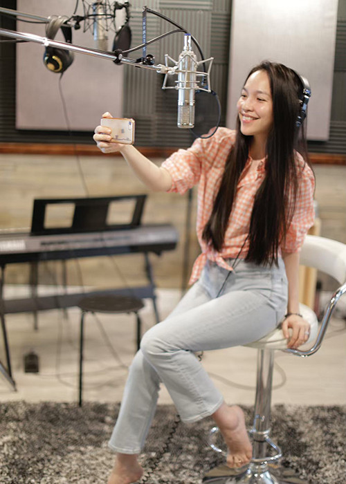 Bà mẹ một con đang chạy show ở hải ngoại, không có hoạt động nổi bật trong nước.