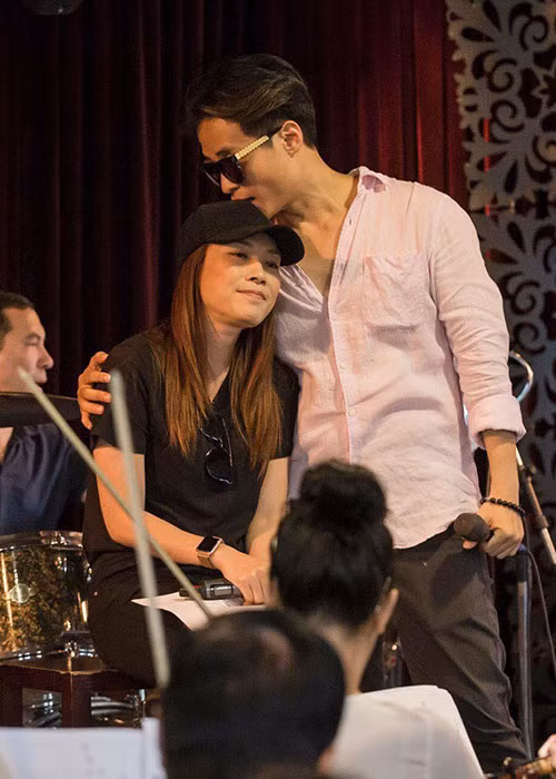 Trên sân khấu lẫn ngoài đời, "họa mi tóc nâu" và đàn em có nhiều khoảnh khắc tình tứ bên nhau khiến fan ra sức đẩy thuyền cho cặp đôi này.