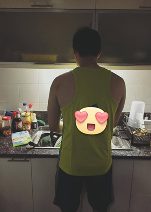 Doanh nhân John Từ sẵn sàng rửa bát cho vợ mỗi ngày dù công việc ấy anh không giỏi giang lắm.