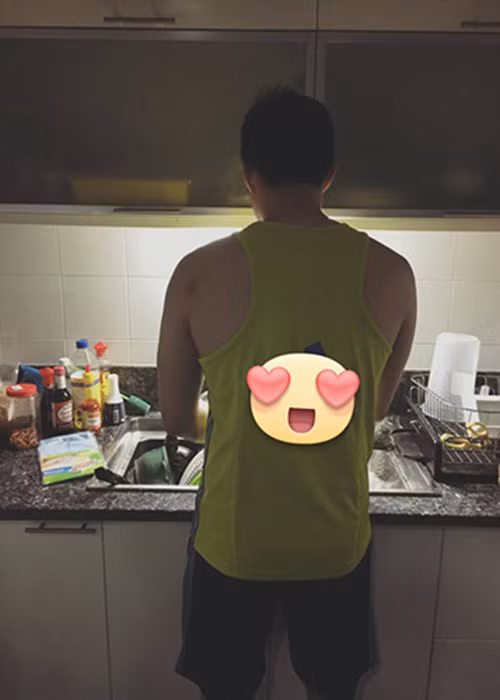 Doanh nhân John Từ sẵn sàng rửa bát cho vợ mỗi ngày dù công việc ấy anh không giỏi giang lắm.