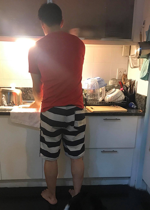 Trúc Diễm hạnh phúc khoe hình ảnh ông xã không ngần ngại phụ giúp vợ rửa bát.