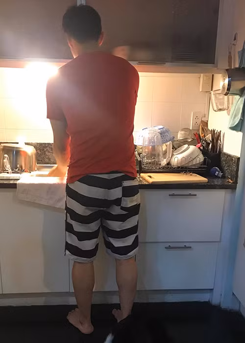 Trúc Diễm hạnh phúc khoe hình ảnh ông xã không ngần ngại phụ giúp vợ rửa bát.