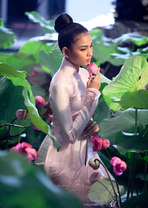 Trương Thị May thả dáng bên hoa sen trong tà áo dài kín đáo mà vẫn khiến người đối diện khó rời mắt. Ảnh: Văn hóa phật giáo