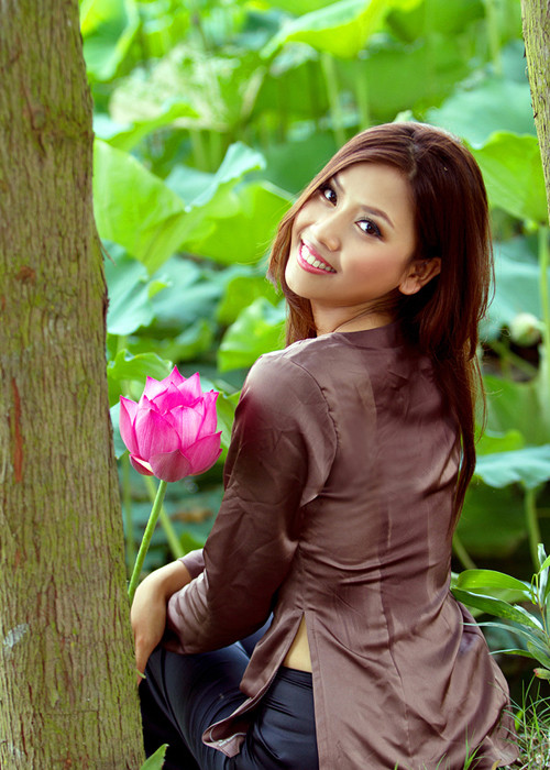 Người đẹp Nguyễn Thị Loan hóa cô thôn nữ đắm chìm trong vẻ đẹp thuần khiết của hoa sen ngày hè. Ảnh: An ninh thủ đô