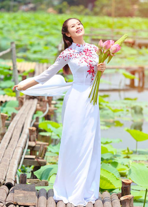 Có dịp ra Hà Nội vào mùa sen, Thanh Thúy ghi lại hình ảnh bên loài hoa yêu thích của mình. Ảnh: Khám phá