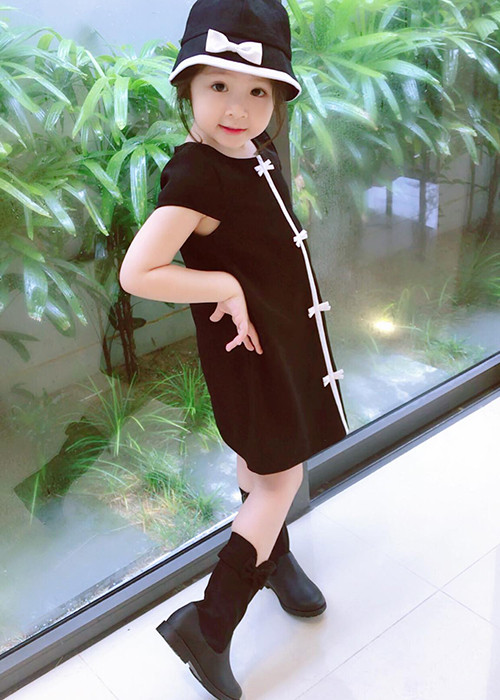 Từ nhỏ đã quen ống kính máy ảnh nên Mộc Trà ngày càng chuyên nghiệp khi tạo dáng.