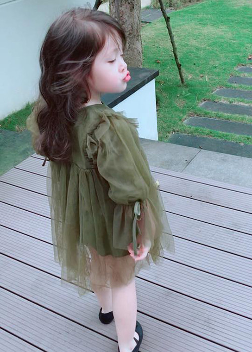 Càng lớn, nhóc tì lai Tây của Elly Trần càng xinh xắn, dễ thương khiến ai gặp cũng phải yêu mến.