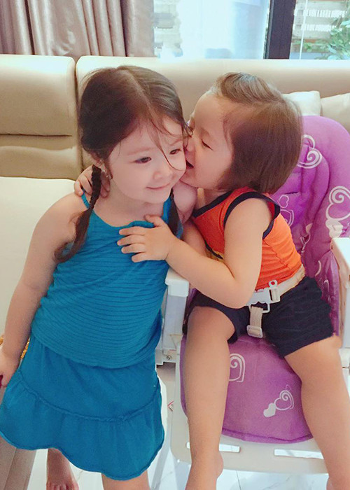 Hai thiên thần nhỏ nhà Elly Trần rất quấn quýt bên nhau.
