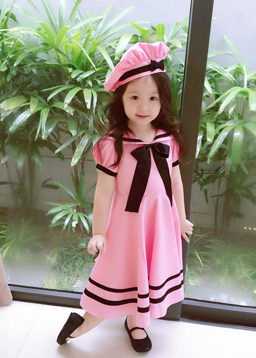 Nhóc tì nhà Elly Trần xinh không khác gì một thiên thần trong bộ đầm hồng ngọt ngào.