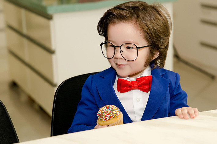 Giống như bé Mộc Trà, bé Túc Mạch cũng được mẹ cho ăn vận cực kỳ sành điệu, đặc biệt khi đi học, đi chơi.