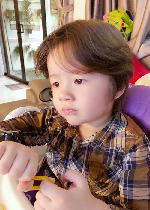 Nhiều người hâm mộ cho rằng bé Túc Mạch có nhiều nét giống với cô chị Mộc Trà lúc còn nhỏ.