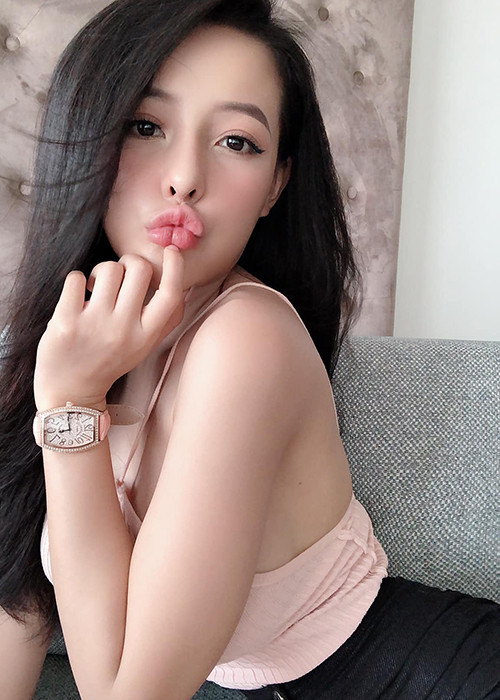Tiếp đó, hot girl sinh năm 1998 liên tục tung ảnh hở bạo bất chấp những lời chỉ trích của cư dân mạng.