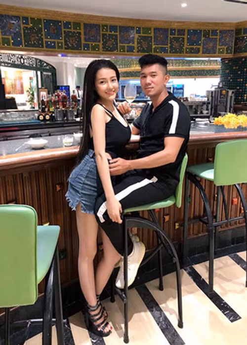 Ngân 98 là hot girl thị phi trong mắt cư dân mạng nhưng lại được Lương Bằng Quang hết lời khen ngợi.