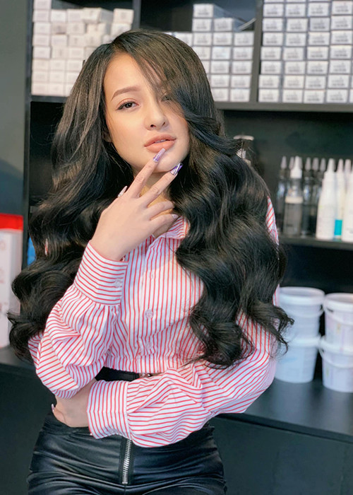 Ngân 98 còn gây sốc với các danh xưng tự phong như “Thánh nữ ngực đẹp”, “Thánh nữ ngực khủng”, “Thánh nữ thả rông”.