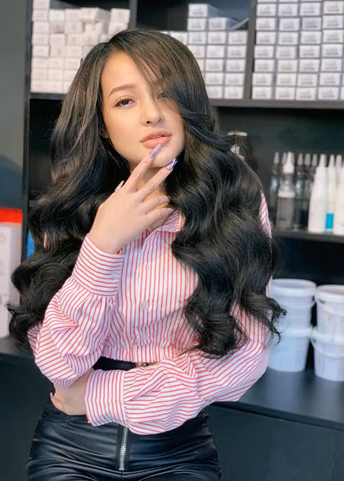 Ngân 98 còn gây sốc với các danh xưng tự phong như “Thánh nữ ngực đẹp”, “Thánh nữ ngực khủng”, “Thánh nữ thả rông”.