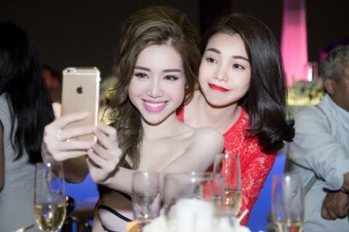 Elly Trần cho rằng Trà Ngọc Hằng "cố tình dựa hơi để nổi tiếng" còn Trà Ngọc Hằng bức xúc vì lên tiếng bênh bạn thân lại bị gắn mác “người đẹp dòm ngực”. Ảnh: Đất Việt