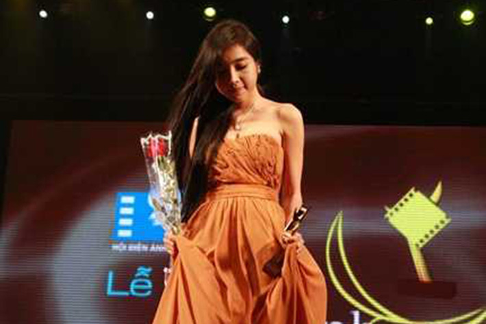 Khi được đặt câu hỏi về việc nếu có tin đồn mua giải, Elly Trần bình thản cười và cho biết, giải thưởng không thay đổi cuộc sống của cô quá nhiều. Ảnh: VTC