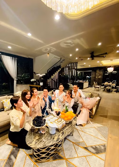 Gia đình Lã Thanh Huyền mua biệt thự với giá 2 triệu USD và chuyển đến năm 2020 sau 2 năm tu sửa.