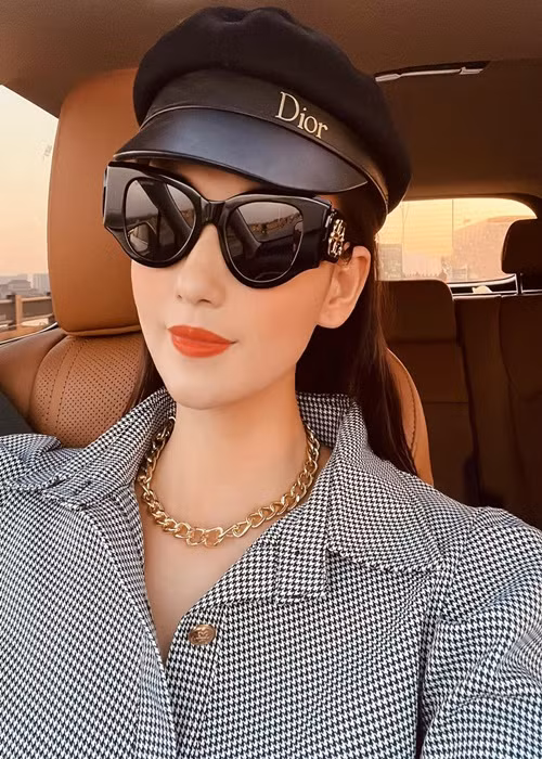 Bà mẹ một con sử dụng váy áo, phụ kiện hàng hiệu.